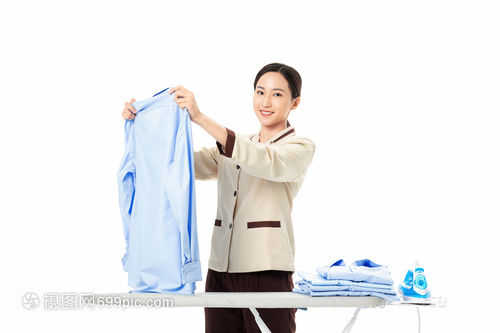 家政服务女性熨烫衣服
